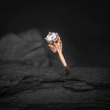 Anillo de compromiso con diamante natural central de .60ct corte brillante con certificación GIA y 18 diamantes naturales laterales elaborado en oro rosa de 14k