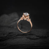 Anillo de compromiso con diamante natural central de .60ct corte brillante con certificación GIA y 18 diamantes naturales laterales elaborado en oro rosa de 14k