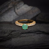 Anillo de compromiso con esmeralda natural de .50ct corte brillante y 48 diamantes naturales laterales elaborado en oro amarillo de 14k