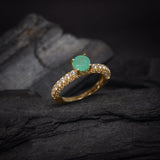 Anillo de compromiso con esmeralda natural de .50ct corte brillante y 48 diamantes naturales laterales elaborado en oro amarillo de 14k