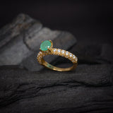 Anillo de compromiso con esmeralda natural de .50ct corte brillante y 48 diamantes naturales laterales elaborado en oro amarillo de 14k