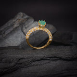 Anillo de compromiso con esmeralda natural de .50ct corte brillante y 48 diamantes naturales laterales elaborado en oro amarillo de 14k