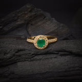 Anillo de compromiso con esmeralda natural de .50ct corte brillante y 33 diamantes naturales laterales elaborado en oro amarillo de 14k