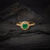 Anillo de compromiso con esmeralda natural de 1.0ct corte brillante y 27 cristales elaborado en oro amarillo de 14k