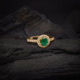 Anillo de compromiso con esmeralda natural de 1.0ct corte brillante y 27 cristales elaborado en oro amarillo de 14k