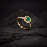 Anillo de compromiso con esmeralda natural de .50ct corte brillante y 33 diamantes naturales laterales elaborado en oro amarillo de 14k