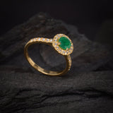 Anillo de compromiso con esmeralda natural de .50ct corte brillante y 33 diamantes naturales laterales elaborado en oro amarillo de 14k