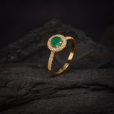 Anillo de compromiso con esmeralda natural de 1.0ct corte brillante y 27 cristales elaborado en oro amarillo de 14k