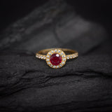 Anillo de compromiso con rubi natural de .50ct corte brillante y 33 diamantes naturales laterales elaborado en oro amarillo de 14k