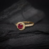Anillo de compromiso con rubi natural de 1.0ct corte brillante y 27 cristales elaborado en oro amarillo de 14k
