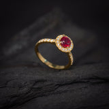 Anillo de compromiso con rubi natural de .50ct corte brillante y 33 diamantes naturales laterales elaborado en oro amarillo de 14k