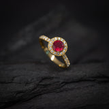 Anillo de compromiso con rubi natural de 1.0ct corte brillante y 27 cristales elaborado en oro amarillo de 14k