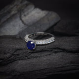 Anillo de compromiso con zafiro natural de .50ct corte brillante y 48 diamantes laterales elaborado en oro blanco de 14k