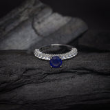 Anillo de compromiso con zafiro natural de .50ct corte brillante y 48 diamantes laterales elaborado en oro blanco de 14k