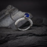 Anillo de compromiso con zafiro natural de .50ct corte brillante y 48 diamantes laterales elaborado en oro blanco de 14k