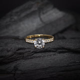 Anillo de compromiso con diamante natural central de .60ct corte brillante con certificación GIA y 20 diamantes naturales laterales elaborado en oro amarillo de 14k