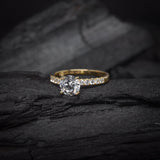 Anillo de compromiso con moissanita de 1.0ct corte brillante con certificado GRA y 20 diamantes naturales laterales elaborado en oro amarillo de 14k