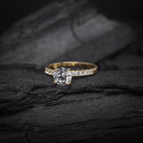Anillo de compromiso con diamante natural central de .60ct corte brillante con certificación GIA y 20 diamantes naturales laterales elaborado en oro amarillo de 14k