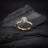Anillo de compromiso con diamante natural central de .60ct corte brillante con certificación GIA y 20 diamantes naturales laterales elaborado en oro amarillo de 14k