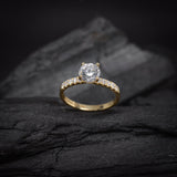 Anillo de compromiso con moissanita de 1.0ct corte brillante con certificado GRA y 20 diamantes naturales laterales elaborado en oro amarillo de 14k