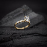 Anillo de compromiso con diamante de laboratorio central de 1.0ct corte brillante con certificado IGI y 20 diamantes naturales laterales elaborado en oro amarillo de 14k