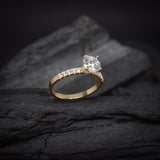 Anillo de compromiso con diamante natural central de .60ct corte brillante con certificación GIA y 20 diamantes naturales laterales elaborado en oro amarillo de 14k