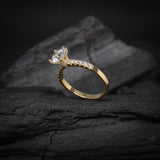Anillo de compromiso con diamante natural central de .60ct corte brillante con certificación GIA y 20 diamantes naturales laterales elaborado en oro amarillo de 14k