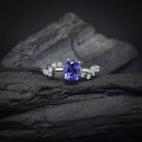 Anillo de compromiso con zafiro natural AAAA de 1.0ct corte oval y 12 diamantes naturales laterales elaborado en oro blanco de 14k