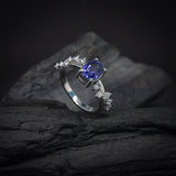 Anillo de compromiso con zafiro natural AAAA de 1.0ct corte oval y 12 diamantes naturales laterales elaborado en oro blanco de 14k