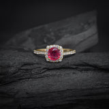 Anillo de compromiso con rubi natural de 1.0ct corte brillante y 32 diamantes naturales laterales elaborado en oro amarillo de 14k