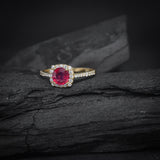 Anillo de compromiso con rubi natural de 1.0ct corte brillante y 32 diamantes naturales laterales elaborado en oro amarillo de 14k