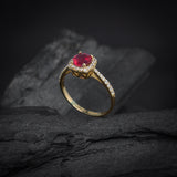 Anillo de compromiso con rubi natural de 1.0ct corte brillante y 32 diamantes naturales laterales elaborado en oro amarillo de 14k