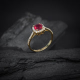 Anillo de compromiso con rubi natural de 1.0ct corte brillante y 32 diamantes naturales laterales elaborado en oro amarillo de 14k