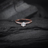 Anillo de compromiso con moissanita de .50ct corte brillante con certificado GRA y 12 diamantes naturales laterales realizado en oro rosa de 14k