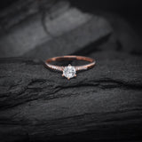 Anillo de compromiso con diamante natural central de .30ct corte brillante con certificado IGI y 12 diamantes naturales laterales elaborado en oro rosa de 14k