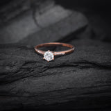 Anillo de compromiso con diamante de laboratorio central de .50ct corte brillante con certificado IGI y 12 cristales laterales elaborado en oro rosa de 14k