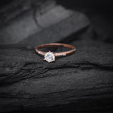 Anillo de compromiso con moissanita de .50ct corte brillante con certificado GRA y 12 diamantes naturales laterales realizado en oro rosa de 14k