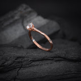 Anillo de compromiso con moissanita de .50ct corte brillante con certificado GRA y 12 diamantes naturales laterales realizado en oro rosa de 14k