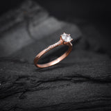 Anillo de compromiso con diamante de laboratorio central de .50ct corte brillante con certificado IGI y 12 cristales laterales elaborado en oro rosa de 14k