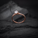 Anillo de compromiso con diamante de laboratorio central de .50ct corte brillante con certificado IGI y 12 cristales laterales elaborado en oro rosa de 14k