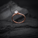 Anillo de compromiso con moissanita de .50ct corte brillante con certificado GRA y 12 cristales realizado en oro rosa de 14k