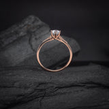 Anillo de compromiso con diamante natural central de .30ct corte brillante con certificado IGI y 12 diamantes naturales laterales elaborado en oro rosa de 14k