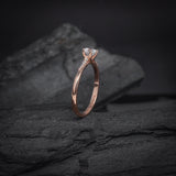 Anillo de compromiso con diamante natural central de .50ct corte brillante con certificación GIA y 12 diamantes naturales laterales elaborado en oro rosa de 14k