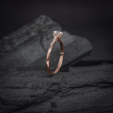 Anillo de compromiso con diamante natural central de .30ct corte brillante con certificación GIA y 12 diamantes naturales laterales elaborado en oro rosa de 14k