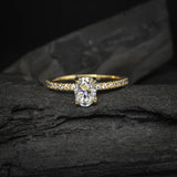 Anillo de compromiso con diamante natural de 1.0ct corte oval con certificación GIA y 14 diamantes naturales elaborado en oro amarillo de 14k
