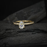 Anillo de compromiso con diamante natural de 1.0ct corte oval con certificación GIA y 14 diamantes naturales elaborado en oro amarillo de 14k