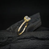 Anillo de compromiso con diamante natural de 1.0ct corte oval con certificación GIA y 14 diamantes naturales elaborado en oro amarillo de 14k