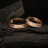 Par de argollas de matrimonio macizas de 4mm con cristales (mitad de la pieza) elaboradas en oro rosa de 18k