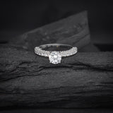 Anillo de compromiso con diamante natural central de .50ct corte brillante con certificado IGI y 48 diamantes naturales laterales elaborado en oro blanco de 14k