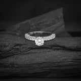 Anillo de compromiso con moissanita de .50ct corte brillante con certificado GRA y 48 diamantes naturales laterales elaborado en oro blanco de 14k